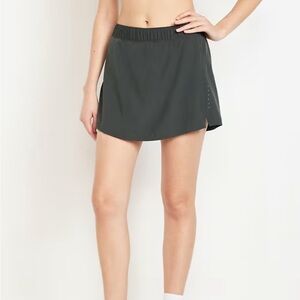 Old Navy Mid-Rise StretchTech Skort -- 3-inch inseam (S)
